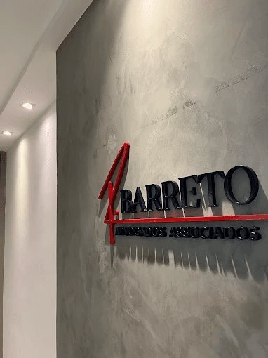 Logotipo Barreto Advogados Associados na parede do escritório