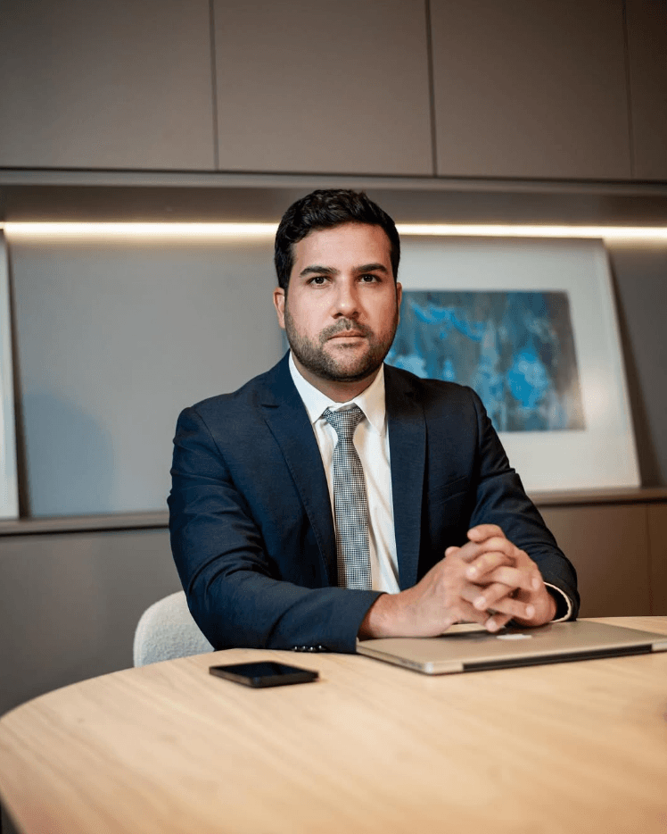 Renan Alonso Barreto, advogado responsável, no escritório em Ipanema